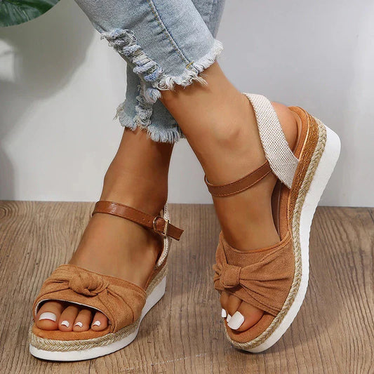 Chique zomerse espadrillesandalen met gespsluiting en knoopdetail