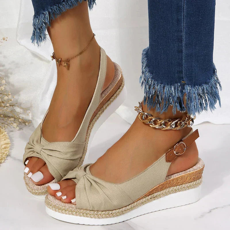 Chique zomerse espadrillesandalen met gespsluiting en knoopdetail